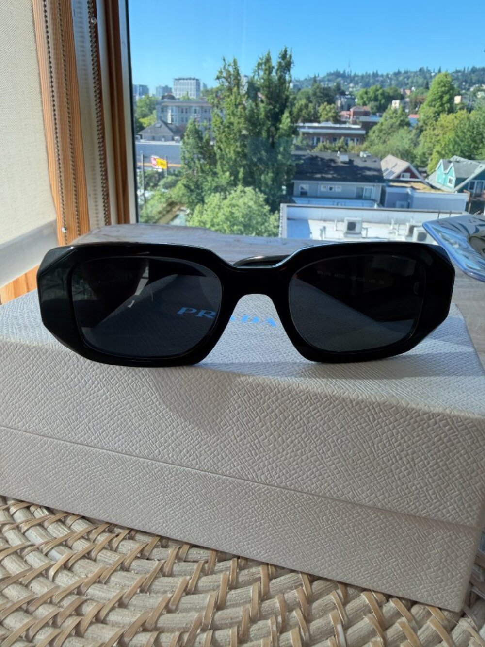 Prada PR 17WS Sunglasses - Excellent Condition - Picture 2 of 9